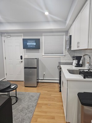 ثلاجة، ميكروويف، فرن، موقد طهي مسطح