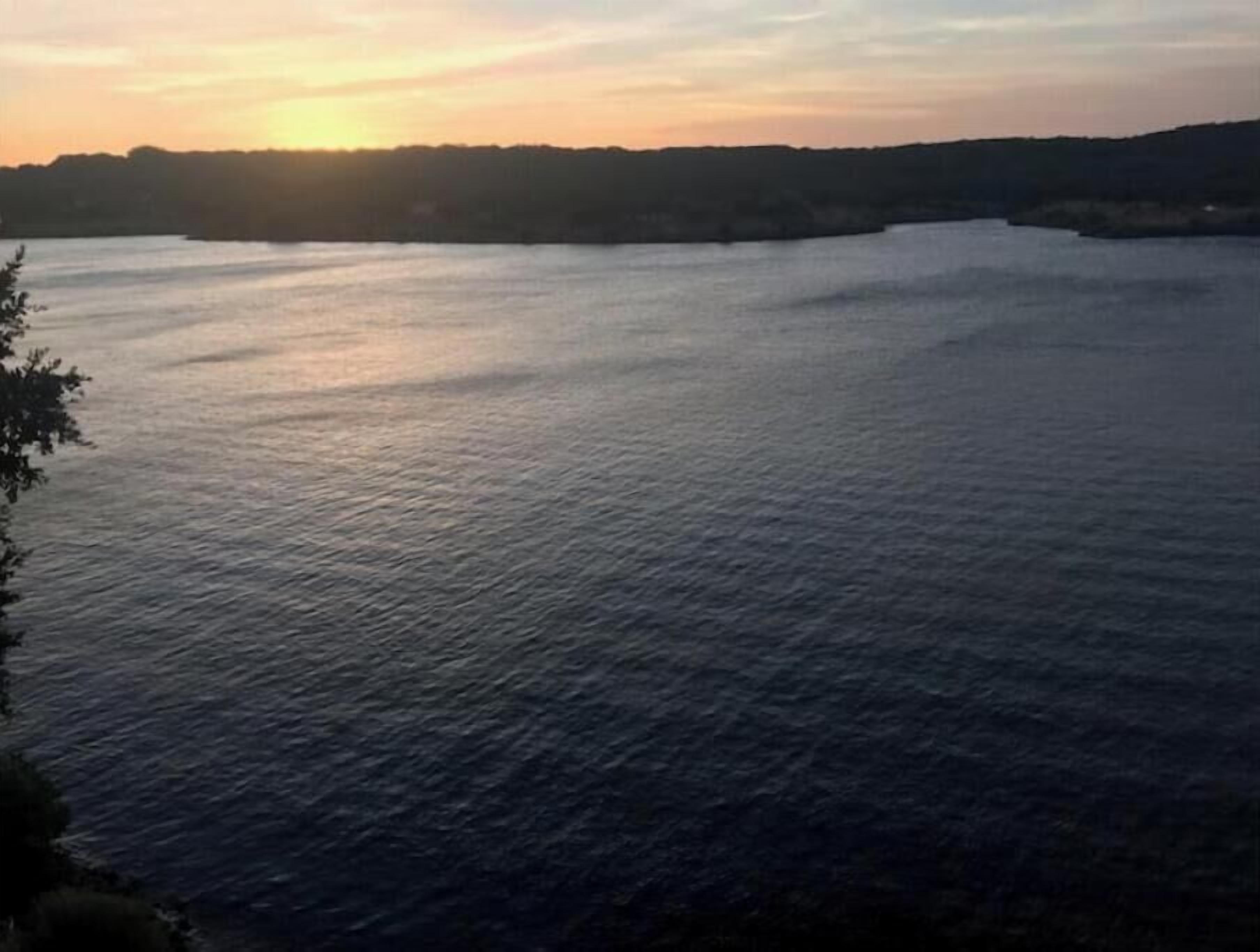 Cozy 2-bedroom condo with best view of Lake Travis in charming Lago Vista