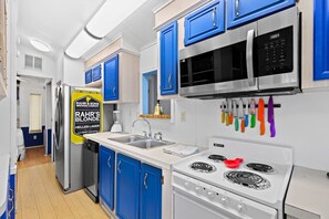 Fridge, microwave, oven, stovetop - Long Island Village 658 (Port Isabel)