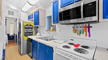 KĂŒhlschrank, Mikrowelle, Ofen, Herdplatte