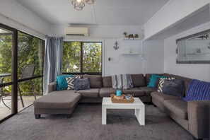 TV, foosball - 100m to Beach! Hot tub! Pet friendly! Games room! (One Tree Point)