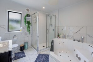 Baignoire à jets, sèche-cheveux, serviettes fournies