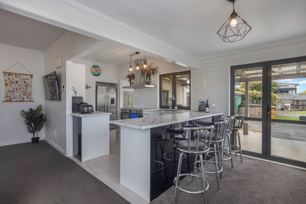 Fridge, microwave, oven, stovetop - 100m to Beach! Hot tub! Pet friendly! Games room! (One Tree Point)