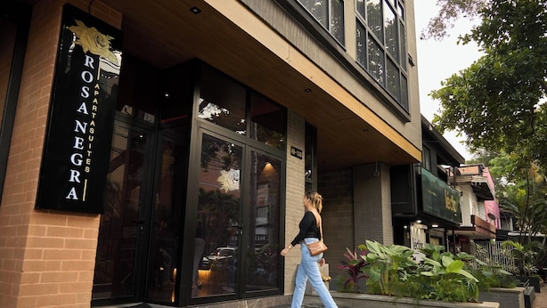 A building with a sign reading "ROSANEGRA APARTMENTS". - Rosa Negra Stadio | Your Cozy Getaway (Medellín)