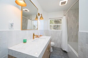 Shower, hair dryer - Bohemian Oasis on Vine (Paso Robles)