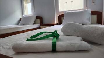 2 habitaciones, tabla de planchar con plancha, wifi y ropa de cama