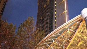 A high-rise building with a large Ferris wheel in the foreground. - Shanghai StarChain New Space Time Hotel (Zhongshan Park Subway Station) (Shanghai)