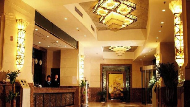 A lobby with a reception desk, a large chandelier, and a painting on the wall. - Shanghai StarChain New Space Time Hotel (Zhongshan Park Subway Station) (Shanghai)
