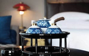 A black tray with three blue and white teapots and a teapot lid on a table. - StarChain Xixi Hotel (Xixi Wetland North Subway Station) (Hangzhou)