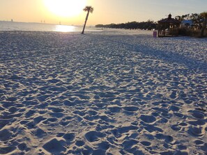 Beach nearby - Cozy Bright Beach Home- Cajun Paradise -10 guest (Gulfport)