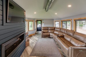 Smart TV, fireplace