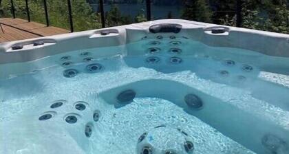 Alder Lake Retreat Near Mt. Rainier, Sleeps 10, Swimming Pond, Jacuzzi, A/C,