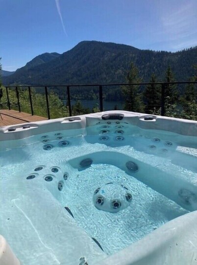 Alder Lake Retreat Near Mt. Rainier, Sleeps 10, Swimming Pond, Jacuzzi, A/C, 