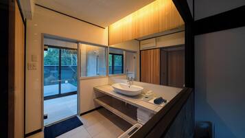 Tina con regadera, tina de hidromasaje, secadora de cabello, pantuflas