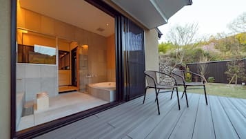 Combined shower/tub, jetted tub, hair dryer, slippers