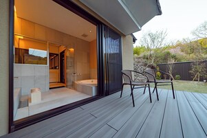 Combined shower/tub, jetted tub, hair dryer, slippers