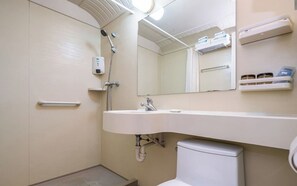 Standard-Doppelzimmer | Badezimmer | Dusche, Haartrockner, Handtücher, Seife