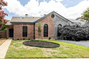 Exterior - Spacious Duplex World Cup Fun (Euless)
