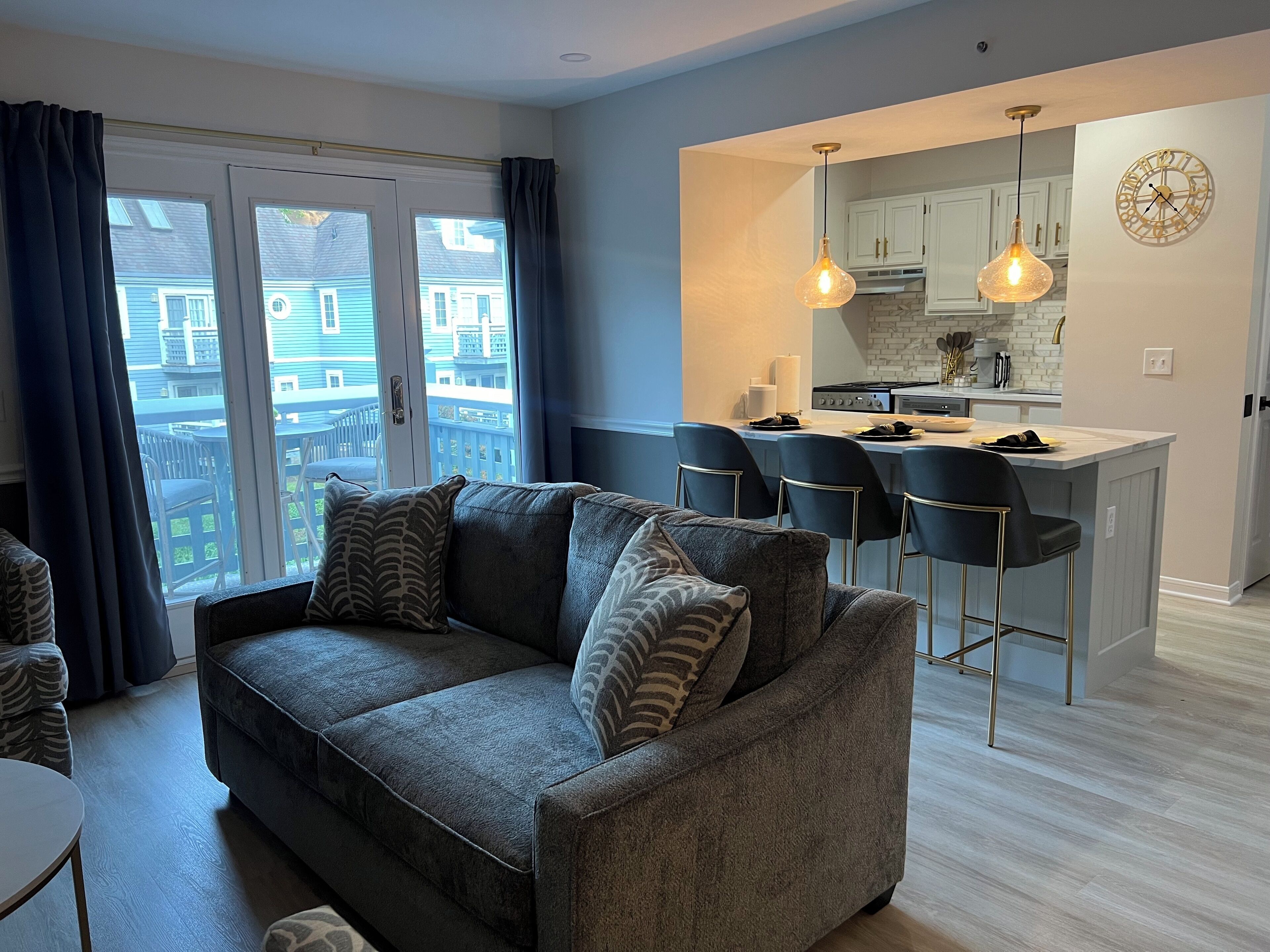 Smart TV, lareira, aparelho de som