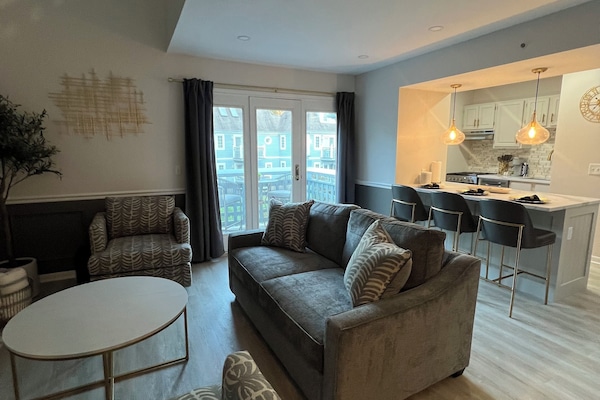 Smart TV, fireplace, stereo