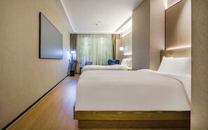 A hotel room with a large bed, a desk, a chair, and a TV on the wall. - StarChain Shenzhen Bay Hotel (Shenzhen Bay Port Branch) (Shenzhen)