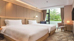 A hotel room with two beds, a desk, and a chair. - StarChain Shenzhen Bay Hotel (Shenzhen Bay Port Branch) (Shenzhen)