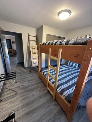 3 bedrooms, free WiFi, bed sheets - Bring your family and friends to this great place with lots of room for fun.  (Pembine)