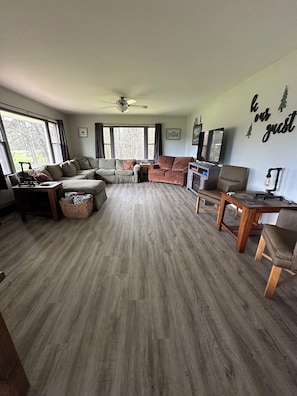 Smart TV, DVD player - Bring your family and friends to this great place with lots of room for fun.  (Pembine)