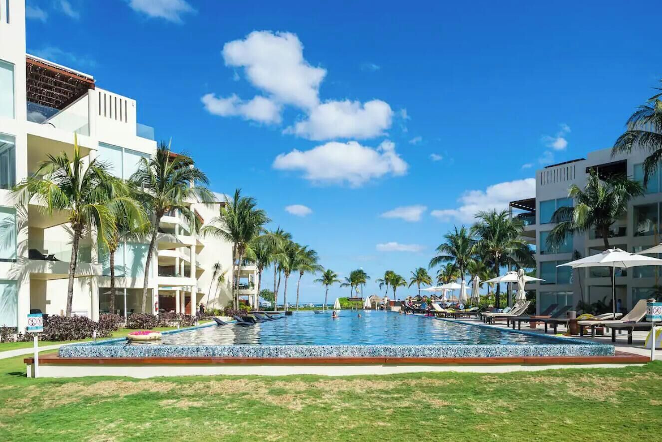 Una piscina al aire libre