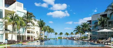 Una piscina al aire libre