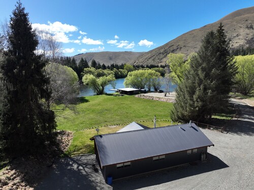 Private lake with lodgings for 15 people. Ultimate family getaway!