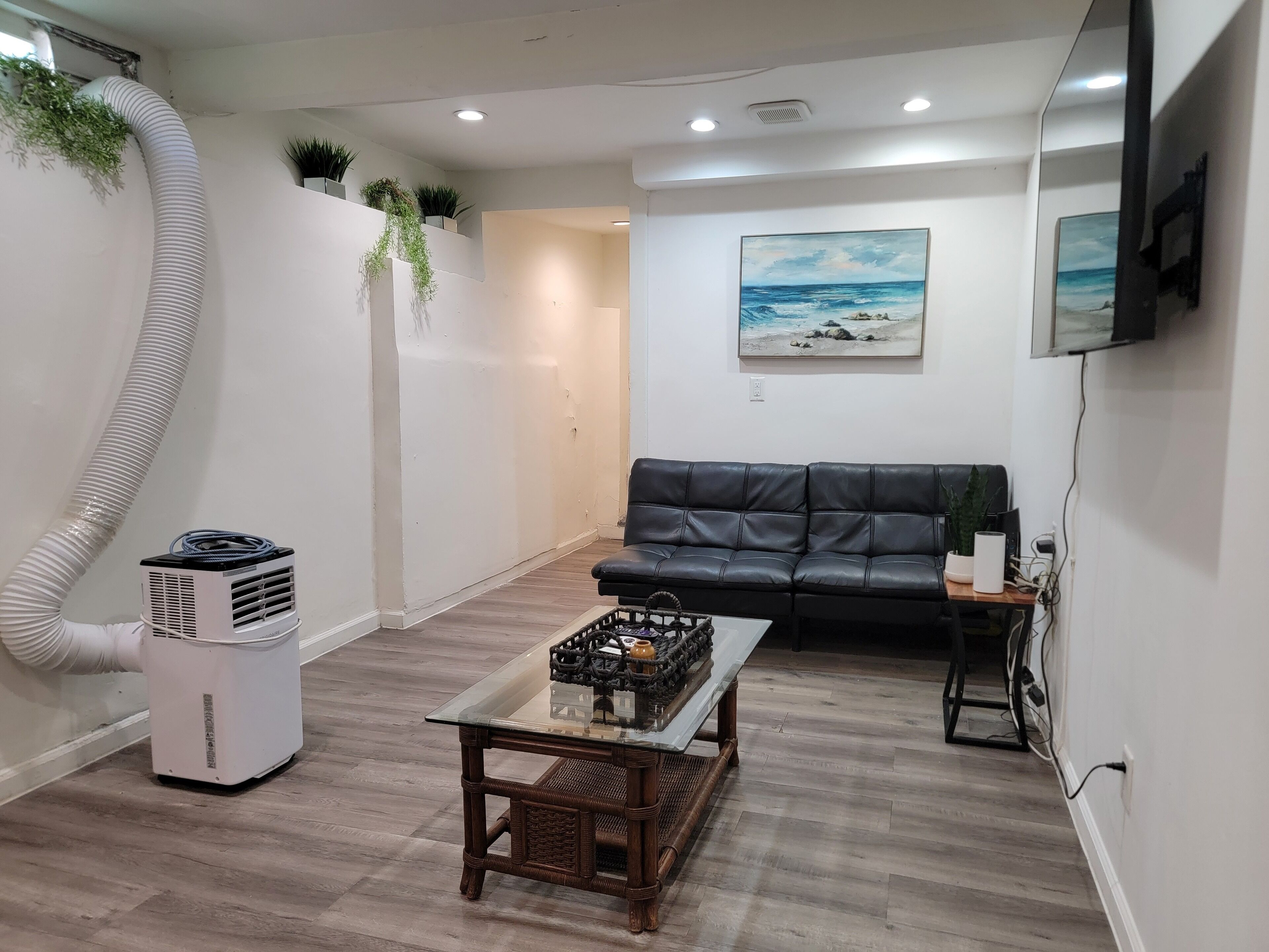 5 minutes to Rodeo Drive! 2 bedroom 'man-cave' apartment Beverly Hills Adj.