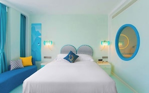 Een slaapkamer met een bed, nachtkastje, spiegel aan de muur en een raam met gordijnen.