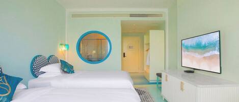 Une chambre d’hôtel avec un lit, un miroir rond, une télévision et une armoire.