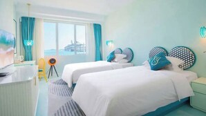 A hotel room with two beds, a desk, a chair, and a view of a bridge. - StarChain Ocean View Hotel (Shenzhen Yantian Seafood Street) (Shenzhen)
