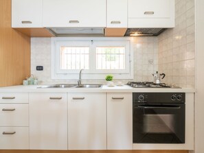 Fridge, oven, high chair, cookware/dishes/utensils - Sa vida by Interhome (Porto Corallo)