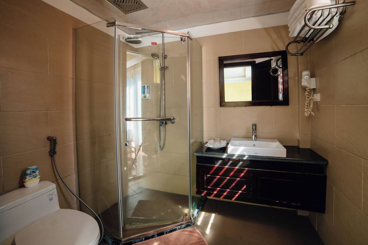 Ein modernes Badezimmer mit einer Duschkabine, einem Waschbecken und einer Toilette.