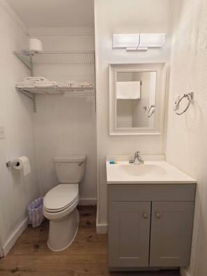 Toallas, jabón, shampoo, papel de baño 