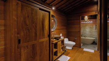 Villa, 1 soverom | Bad | Separat badekar og dusj, regndusjhode og toalettartikler (inkludert)