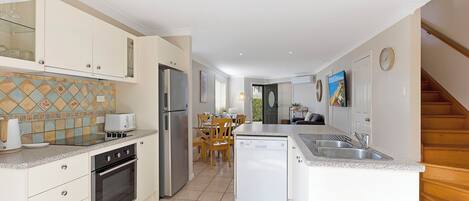 Fridge, oven, stovetop, dishwasher