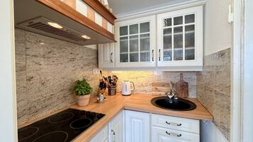 Kühlschrank, Ofen, Geschirrspüler, Kochgeschirr/Geschirr/Besteck