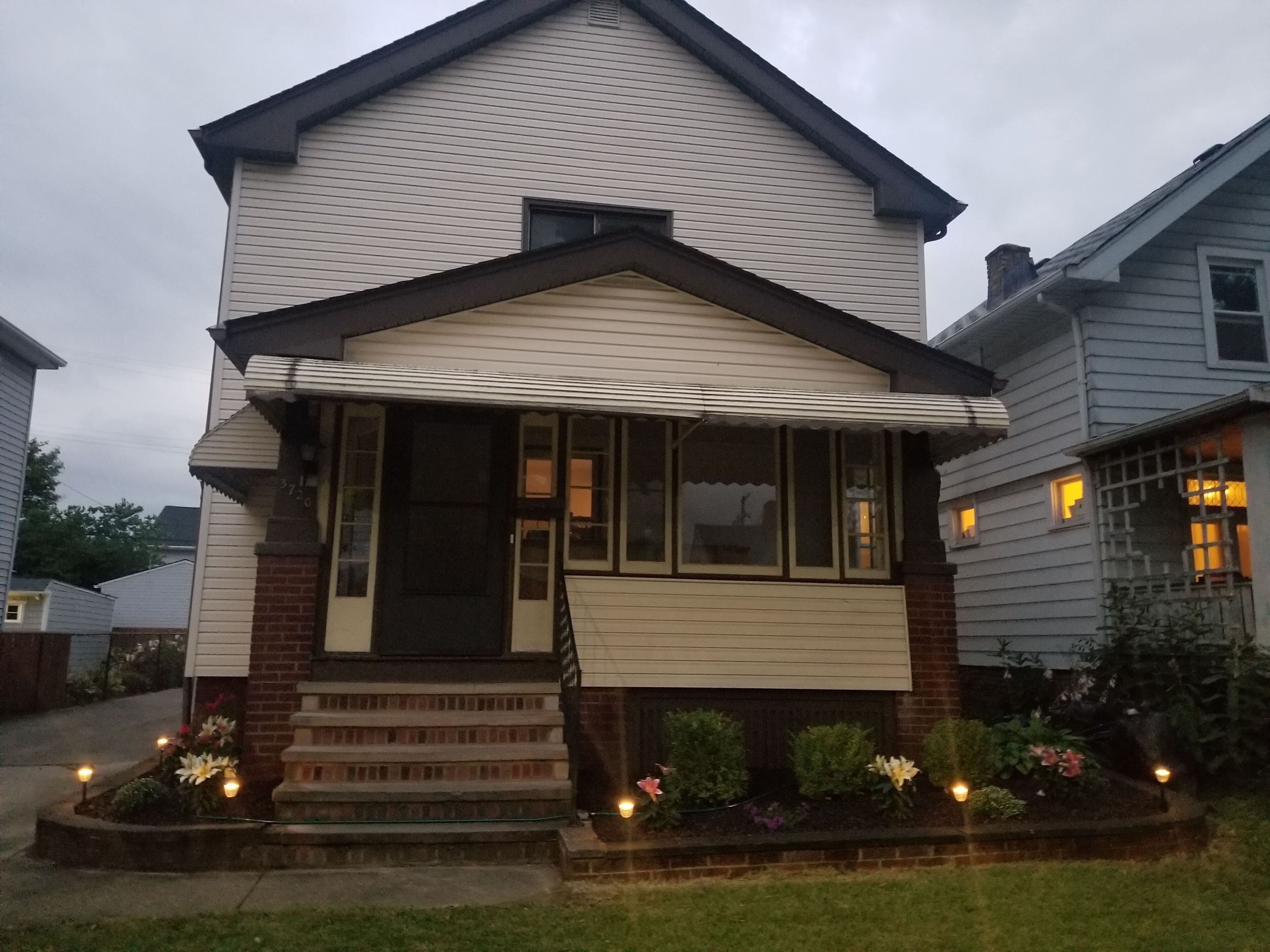 Charming 2-Story and 4-bedroom home with AC, Firepit, and WiFi near CLE Airport