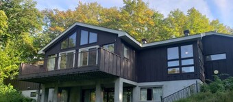 Executive Hideaway or Family Retreat - outdoor paradise + city amenities