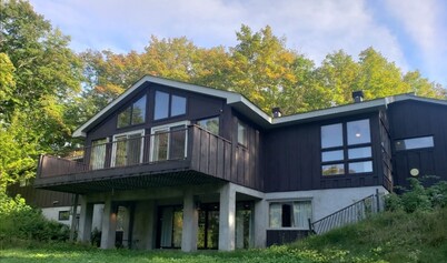 Executive Hideaway or Family Retreat - outdoor paradise + city amenities