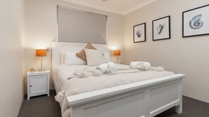 2 室のベッドルーム、デスク、WiFi、ベッドシーツ