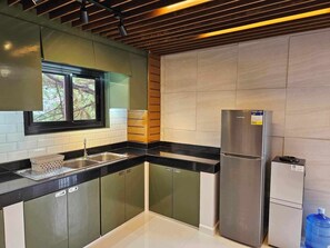 Een koelkast, een microgolfoven, een oven, een vaatwasser