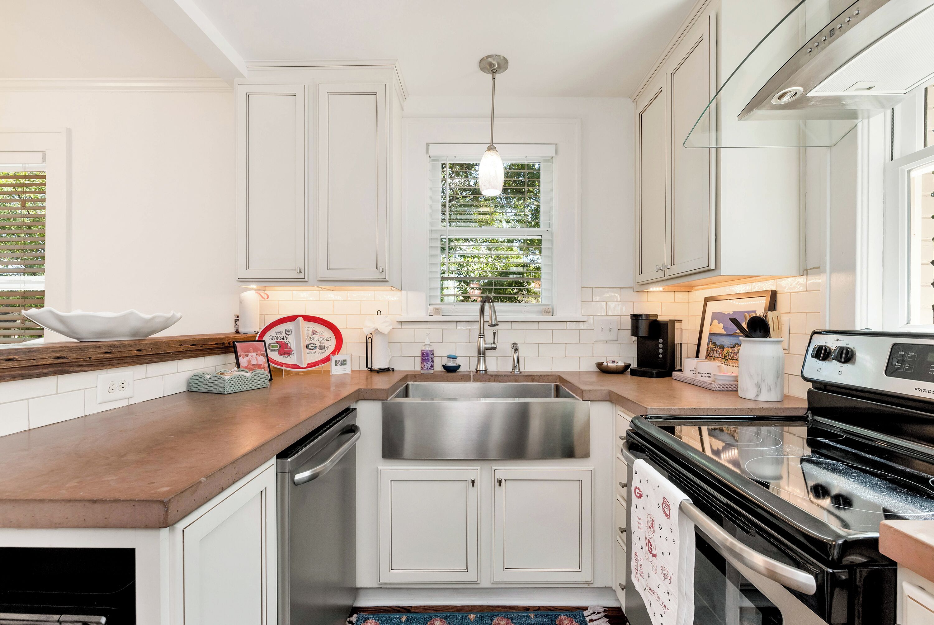 Mikrobølgeovn, ovn, kokeplater og oppvaskmaskin