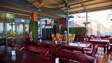 Tempat makan outdoor