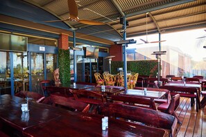 Outdoor dining - Mirambeena Motel (Whyalla)