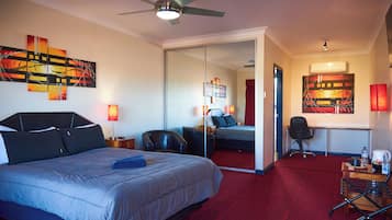 Kamar Deluks | Meja kerja, setrika/meja setrika, Wi-Fi gratis, dan seprai linen